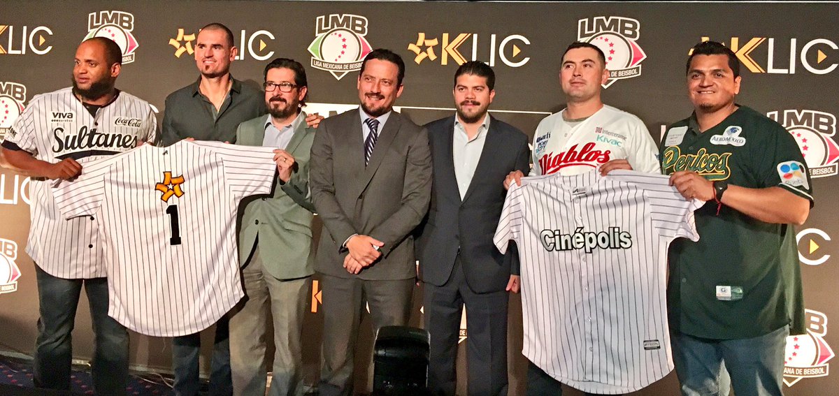Marco de la Cruz (quinto de izq. a der.) celebra la alianza de Cinépolis Klic con LMB  