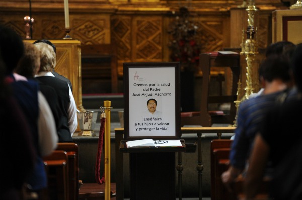 El sacerdote Miguel Ángel Machorro, quien fue apuñalado el 15 de mayo en la Catedral Metropolitana de la Ciudad de México