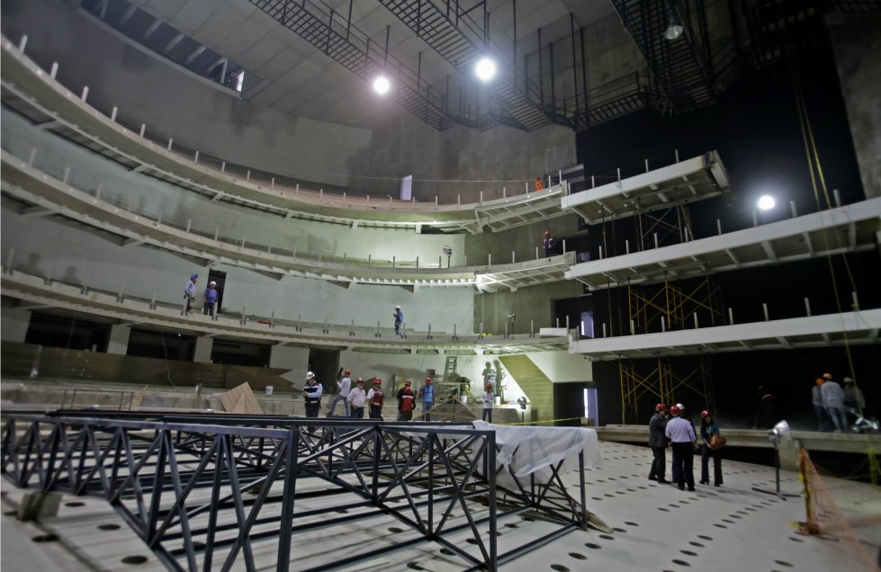 En la sala para 1,800 espectadores, el escenario tiene 17 metros de fondo más 3 de boca-escena, y 26 metros de boca-escena de frente ajustable a 17 o 