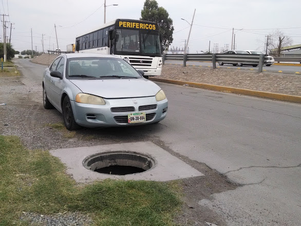 La alcantarilla en el puente de bulevar Ejército Mexicano y canal de Sacramento, representa un serio peligro.