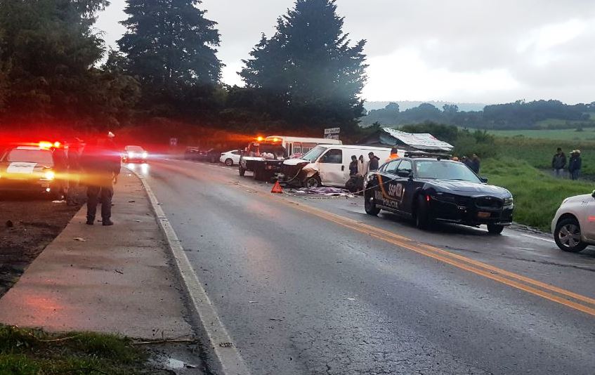 El auto Pointer chocó de frente contra la camioneta Chevrolet, a la altura del kilómetro 35.
