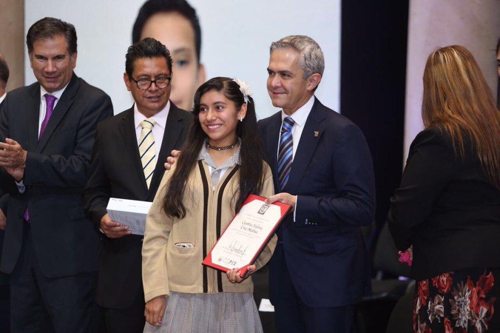 El jefe de Gobierno premió con un viaje a Medellin a 55 niños, que obtuvieron un promedio de 10 en secundaria.