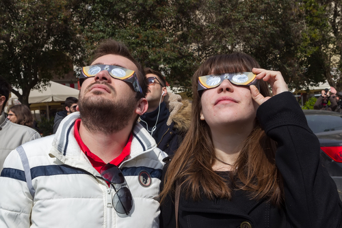 Algunos vendedores incluso llegan a mostrar en sus sitios de internet resultados de exámenes o pruebas falsas 