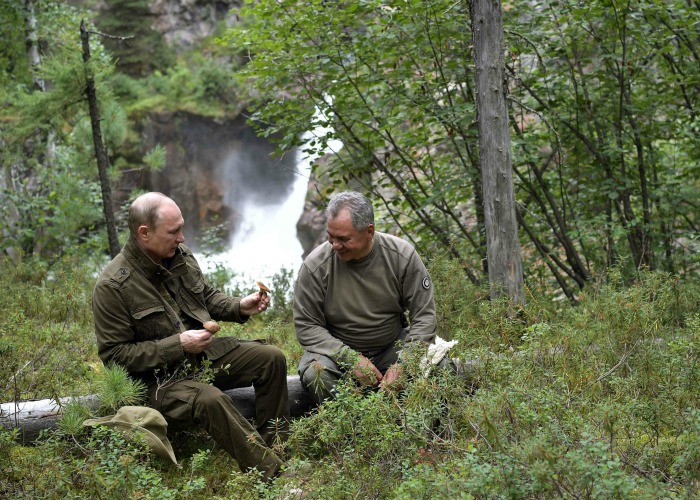 Vladimir Putin y el ministro de Defensa, Sergei Shoigu, durante sus vacaciones en la región de Tuva.