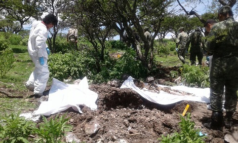 En la fosa fueron localizados 14 cuerpos de 11 hombres y 3 mujeres.