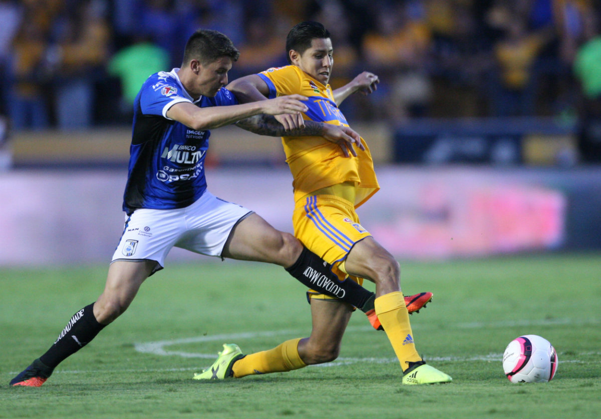 Hiram Mier y Hugo Ayala disputan un balón