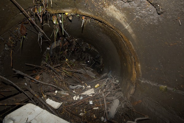 La SCT retiró un "tapón de basura" en el Paso Express para evitar inundaciones.
