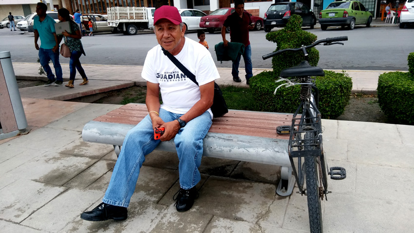 José Antonio Amador Castro de 60 años, recorre 10 kilómetros de Lerdo a Torreón.