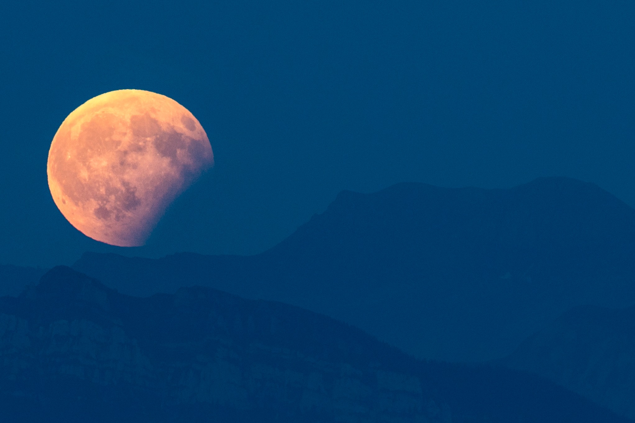 La luna llena se ve durante el eclipse parcial sobre los Alpes de Berna.