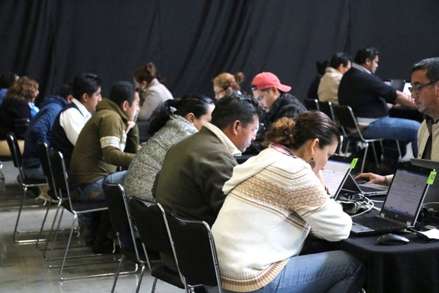 Maestros de la sección 22 de Oaxaca realizan su evaluación docente. 