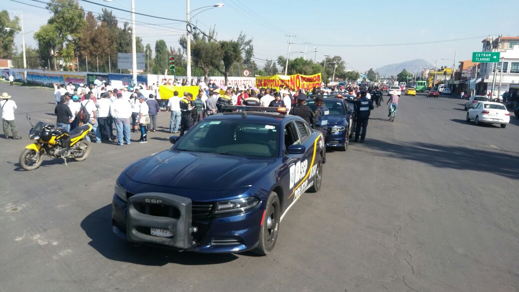 Mototaxistas protestan contra operativos en Tláhuac 