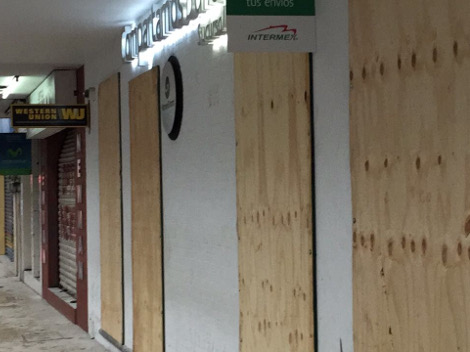 Comerciantes de Veracruz se preparan para que sus negocios no se vean afectados por 'Franklin'.