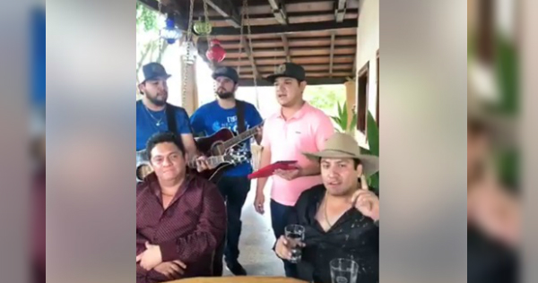 Julión Álvarez canta en sus redes sociales. 