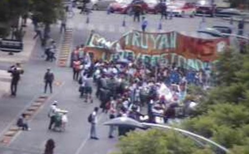 Los manifestantes piden la ampliación de la matrícula escolar.