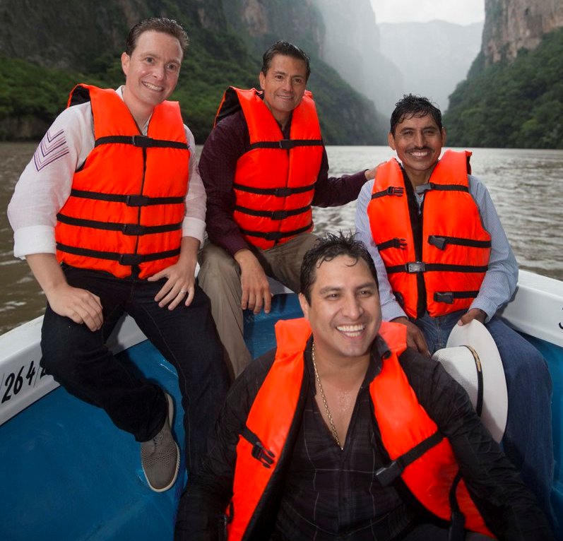 El presidente Enrique Peña Nieto, el gobernador de Chiapas, Manuel Velasco, y el cantante Julión Álvarez.
