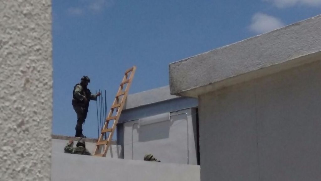 Revisan daños causados por la explosión.