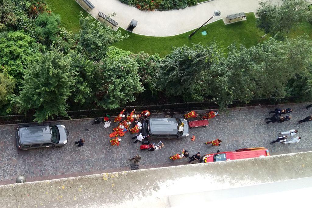 La sección antiterrorista de la fiscalía de París inició una investigación por "intento de asesinato (...) en relación a un acto terrorista".