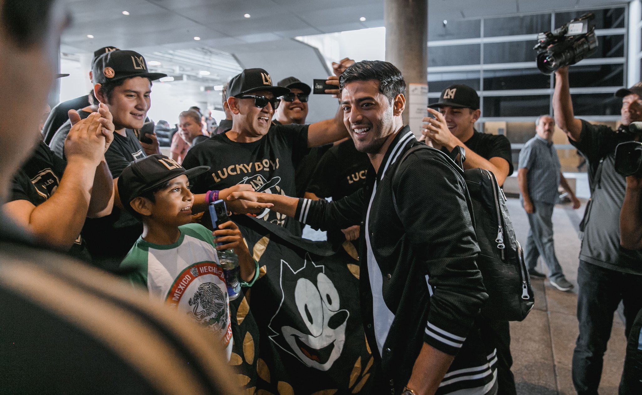 Carlos Vela fue recibido por cientos de fanáticos en Los Angeles 