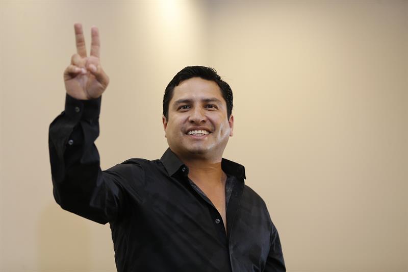 El cantante chiapaneco dijo que no cancelará sus presentaciones.