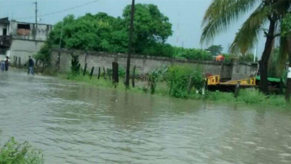Se reportan daños en carreteros e inundaciones en 30 municipios de las regiones del Itsmo de Tehuantepec, la Cuenca y la Costa.