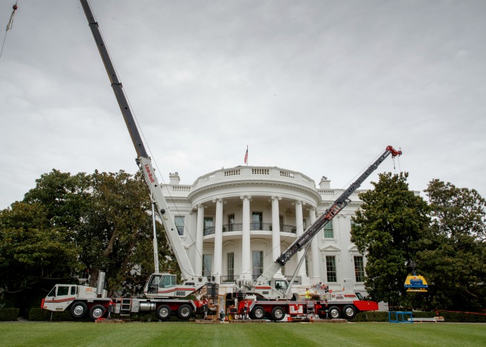 Dos grúas trabajan en la renovación de algunas zonas de la Casa Blanca.