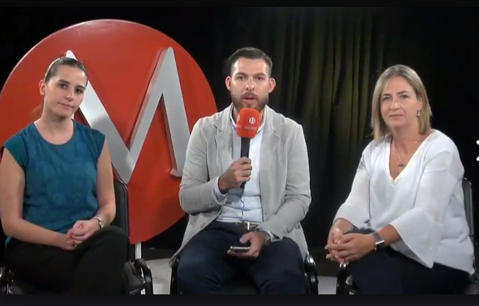 Las nutriólogas Alina García (izquierda) y Beatriz Cuyás, durante la charla con Jorge Lara.