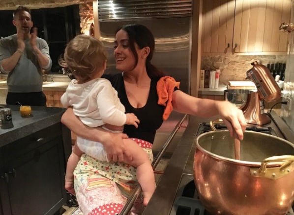 Salma Hayek comparte imagen cocinando. 