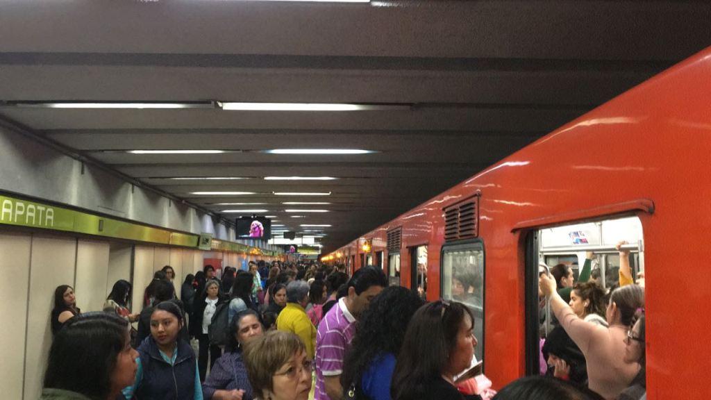 Los usuarios indicaron que esperan más de 10 minutos para abordar un tren.