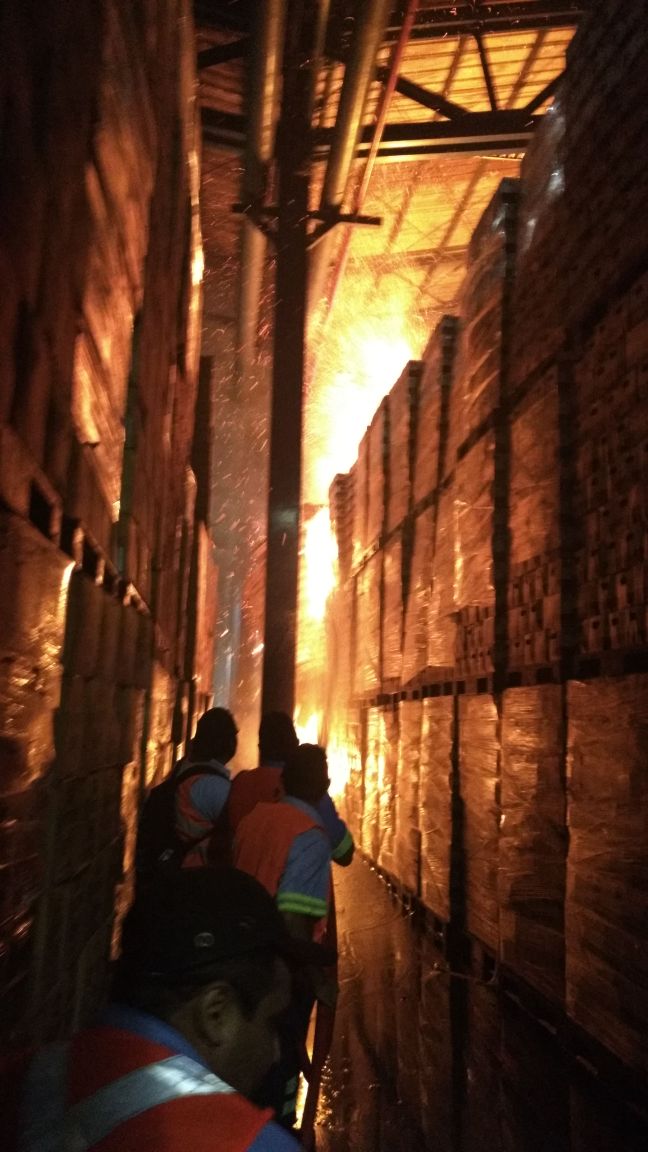 Autoridades reportaron un incendio en la cervecería de Tuxtepec.