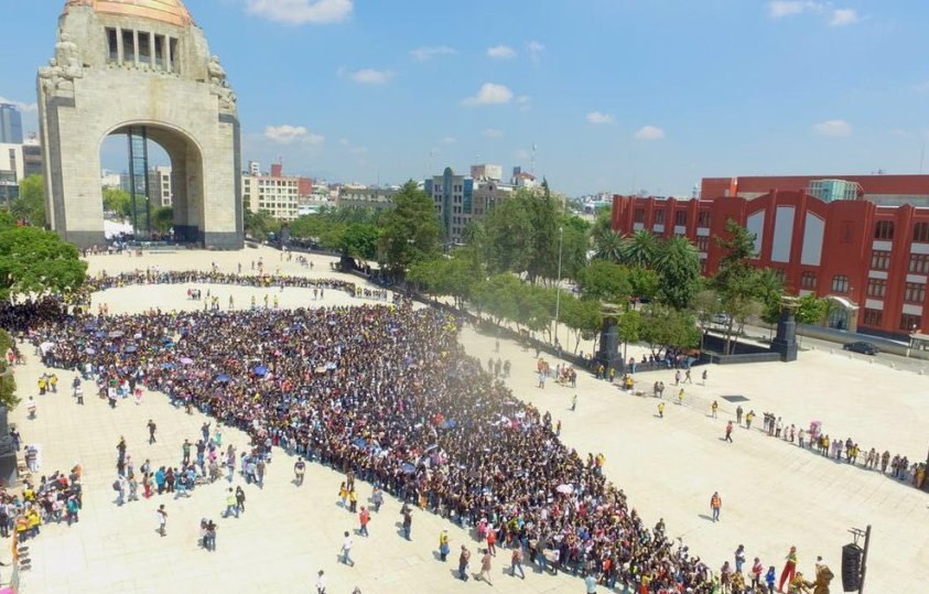 Al evento asistieron más de cinco mil capitalinos, quienes formaron la figura de un helado sobre la Plaza de la República.