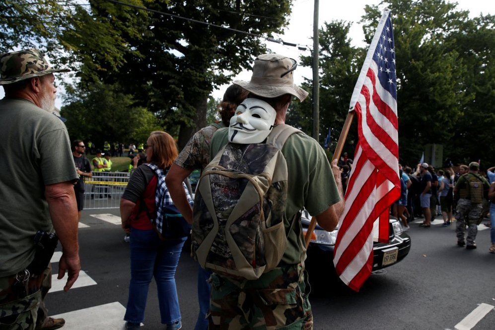 Entre ellos había hombres vestidos con ropa militar y portaban escudos.
