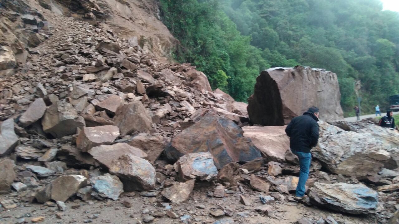 Las autoridades trabajan en la apertura de la carretera.