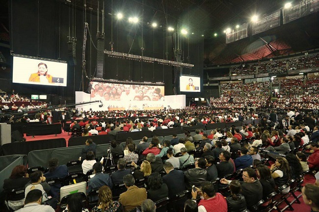 Los participantes esperan la llegada del Presidente de México, Enrique Peña Nieto.
