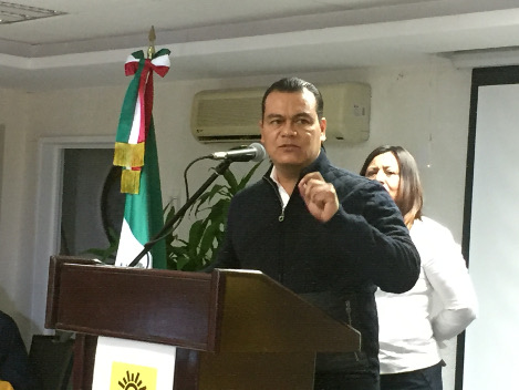 El ex candidato del PRD a la gubernatura del Estado de México, Juan Zepeda Hernández, en conferencia de prensa.