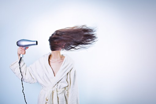 El frizz se presenta en el cabello por la humedad que hay en el ambiente.