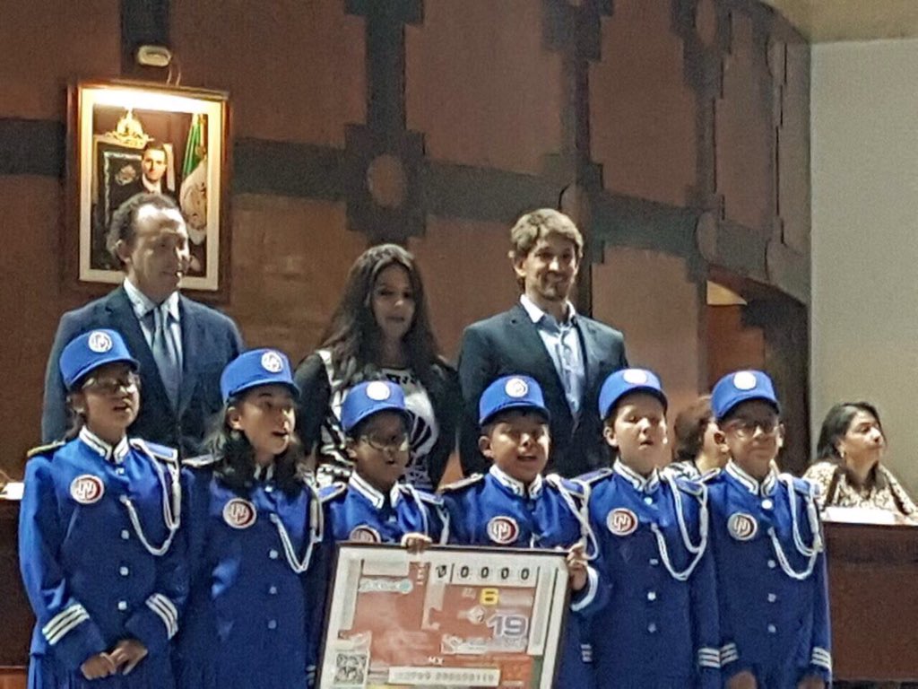 Los niños gritones de la Lotería Nacional en el sorteo del Maratón de la Ciudad de México 
