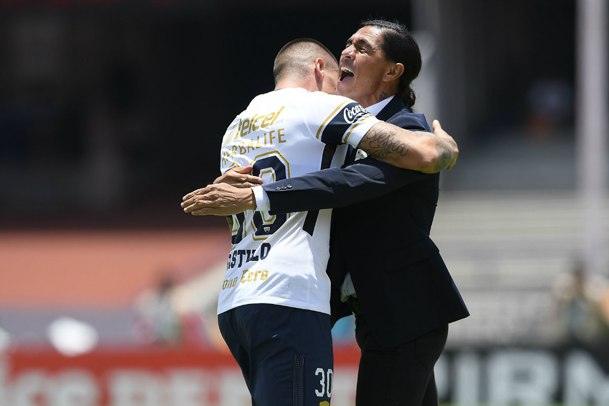 Palencia y Castillo festejando el segundo gol del partido