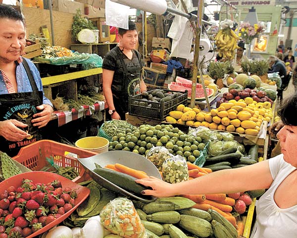 Especias, perejil, durazno, piñón, cebolla y otros ingredientes enriquecen el picadillo que rellena el chile.