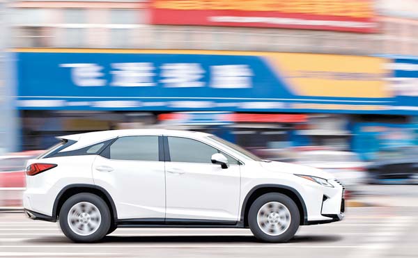 Un Lexus RX recorre las calles de la ciudad de Yiwu.