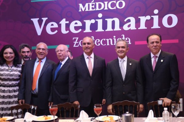En el Día del Médico Veterinario Zootecnista, se galardonó a profesionistas destacados de esta disciplina.
