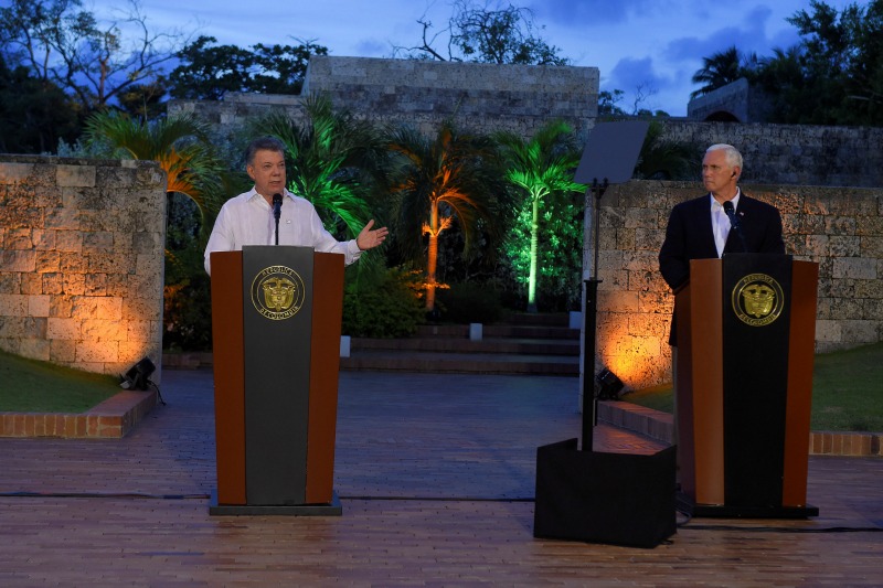 El presidente colombiano Juan Manuel Santos y el vicepresidente de EU, Mike Pence se reunieron el sábado en Cartgena.