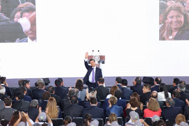 El presidente Enrique Peña Nieto encabeza la ceremonia por el 25 aniversario de la Sedesol. 