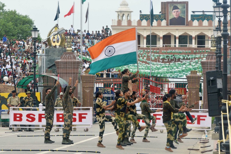  Los soldados de la Fuerza de Seguridad Fronteriza de India ensayan para el Día de la Independencia en el puesto fronterizo India-Pakistán Wagah el 14