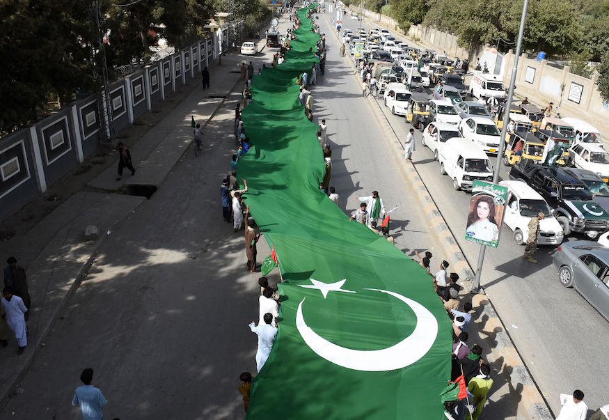 Una bandera monumental con los colores nacionales de Pakistán.