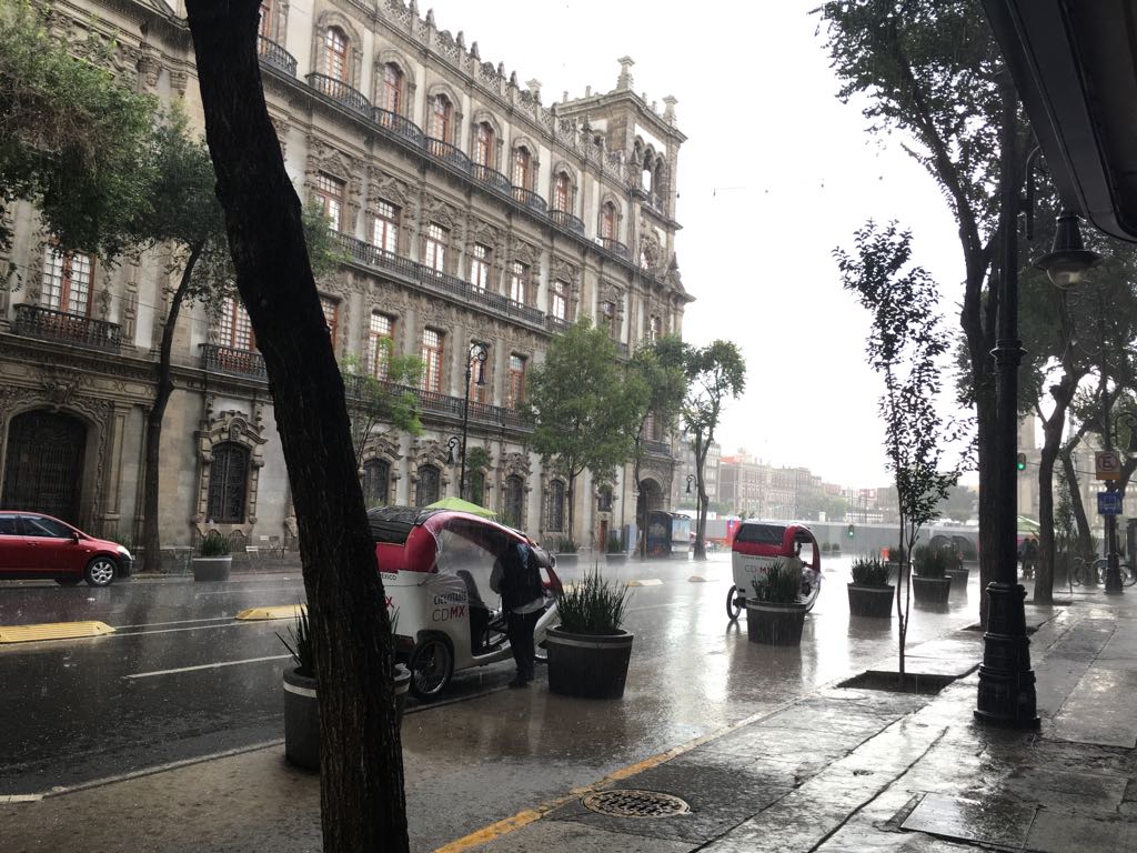 En la zona centro se registró una fuerte lluvia, acompañada de granizo.