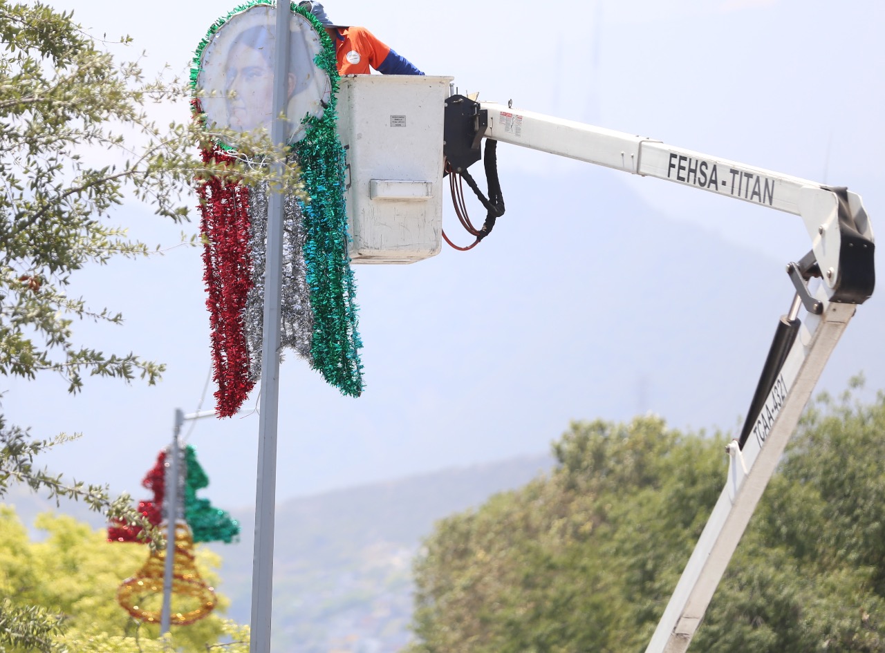 A un mes de el Día de la Independencia, las decoraciones ya están siendo colocadas en las avenidas.
