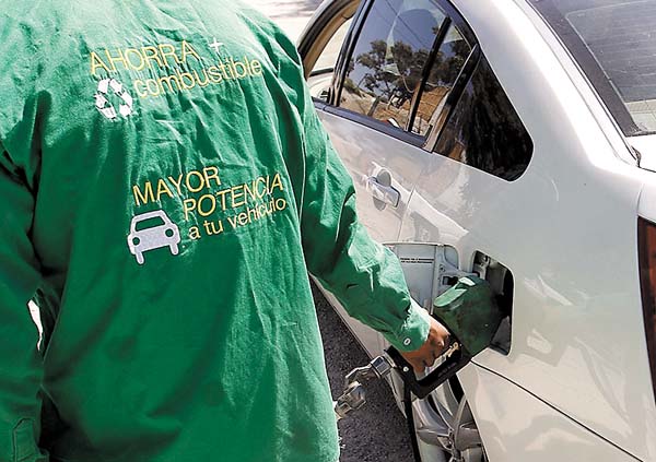 Buscan incrementar la importancia del etanol en la gasolina.