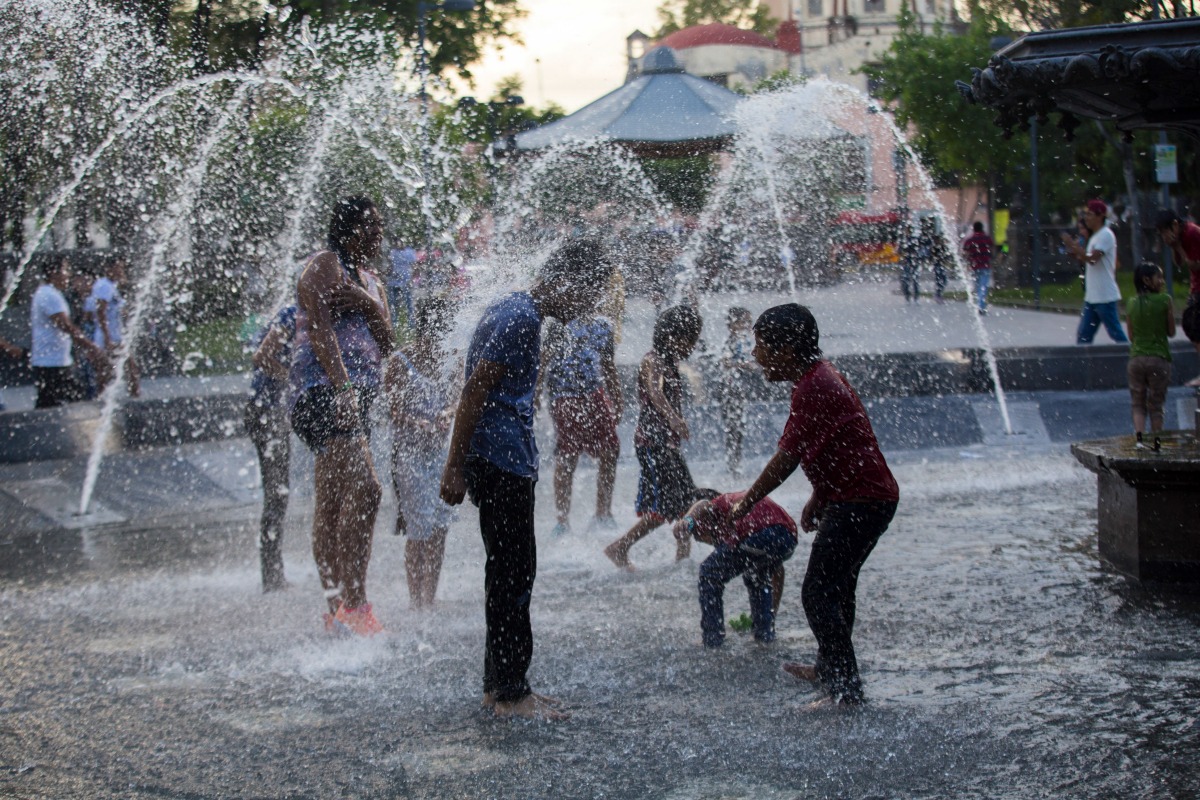 Decenas de niños disfrutaron de una de las fuentes de la Alameda Central.