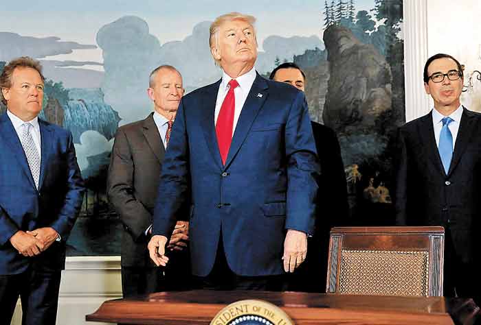 Tras su declaración, Trump partió hacia Nueva York en su primera visita oficial a su casa como presidente.