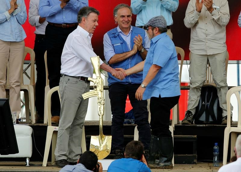 El líder de las FARC Rodrigo Londoño, alias Timochenko y el presidente Juan Manuel Santos y el jefe de la misión de la ONU en Colombia, Jean Arnault, 